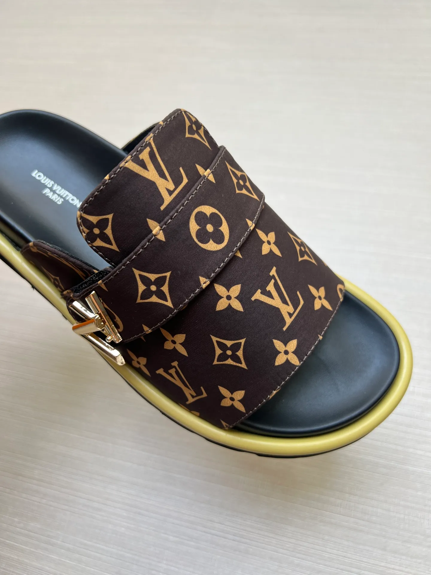 Factory price: 360💰【LOUIS VUITTON】Louis Vuitton, LV printing, men's and women's slippers are on the market, drawer box packaging with cloth bag, card, the upper pattern looks very soft and waxy, super versatile leg slimming artifact. Fabric: imported denim/canvas/old fabric, LV hardware LOGO, official website pattern printing, comfortable to wear, foot pads: high elastic men's shoes💰U water table. Sole: foam sole, heel height: about 5cm. Code number: 35-46, 35, 45, 46 are custom-made and non-returnable. Color: multiple colors and styles available.